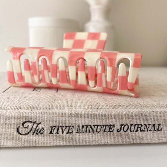πHPπ Coral Pink & Cream Abstract Wavy Checkered Claw Hair Clip - Picture 4 of 7